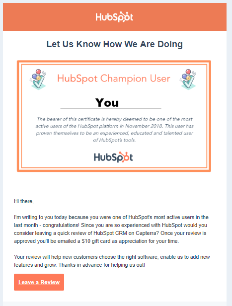 HubSpot 的模板电子邮件要求客户留下评论。