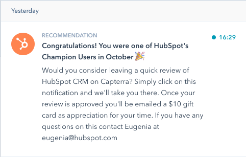 HubSpot 向用户发送的应用内通知，要求他们留下评论。