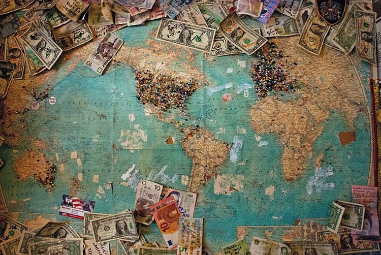 世界地图上的美元钞票
