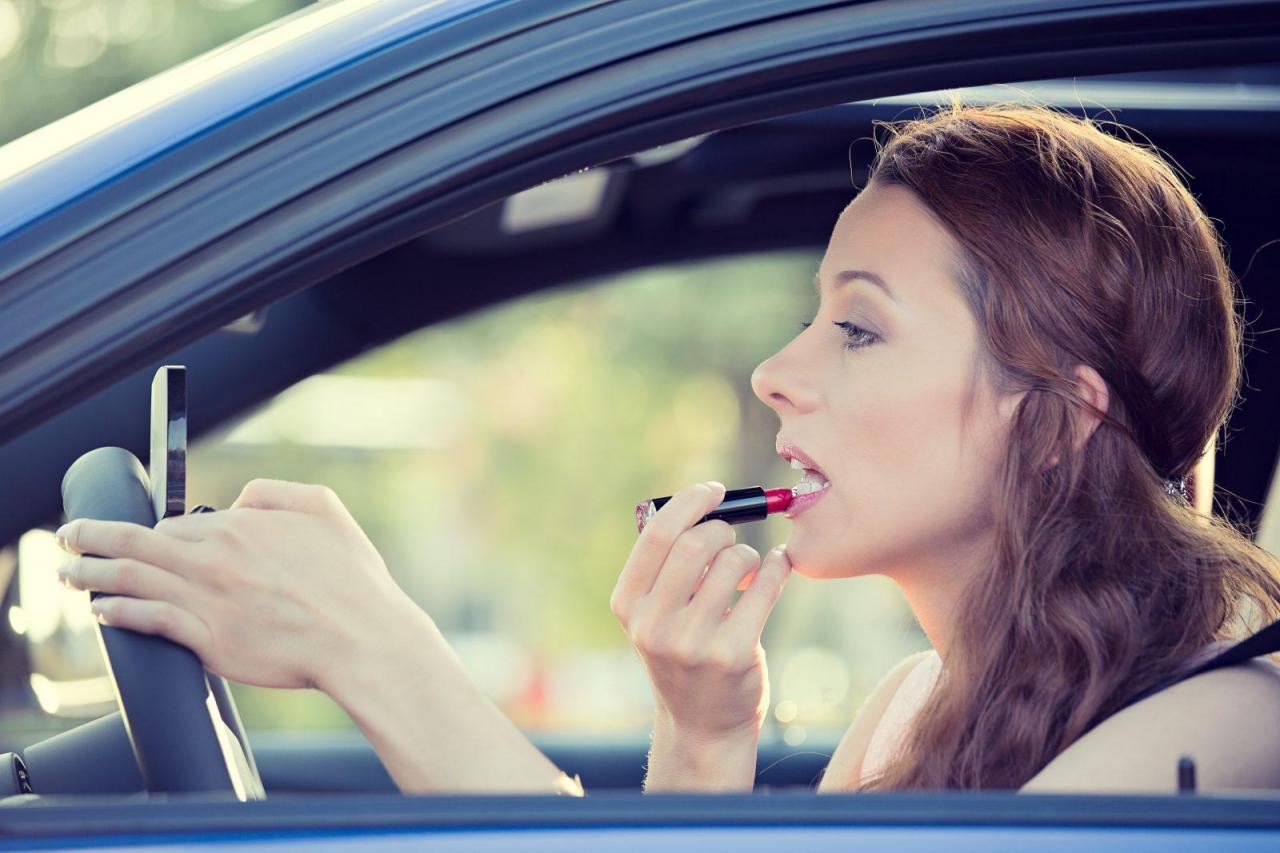 7种最危险的分心驾驶习惯：你需要注意这些问题