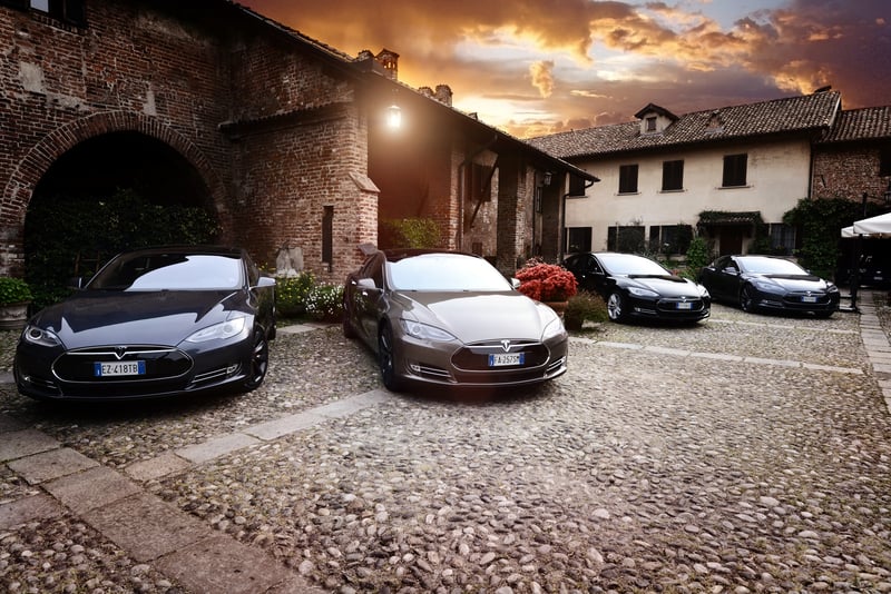停在意大利米兰一座旧建筑附近的特斯拉 Model S 车队