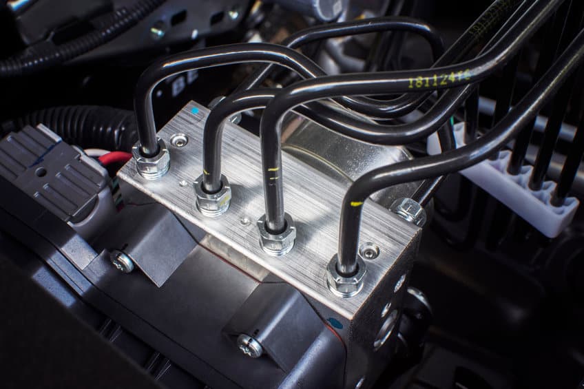 带有汽车制动系统制动管路的 ABS 单元模块控制箱