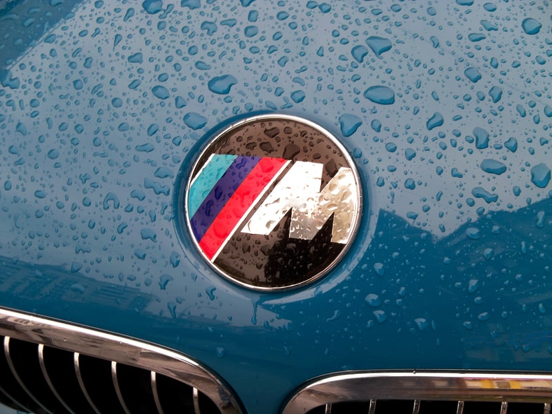 BMW M 系列汽车，引擎盖上带有售后市场引擎盖标志