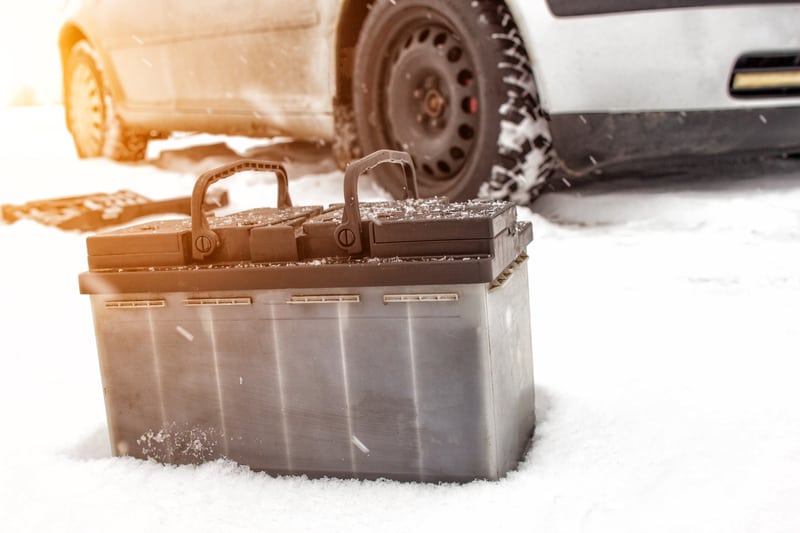冬天雪地上的汽车电池