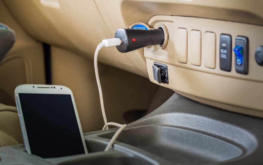 手机车载充电器会耗尽你的汽车电池吗？必备提示
