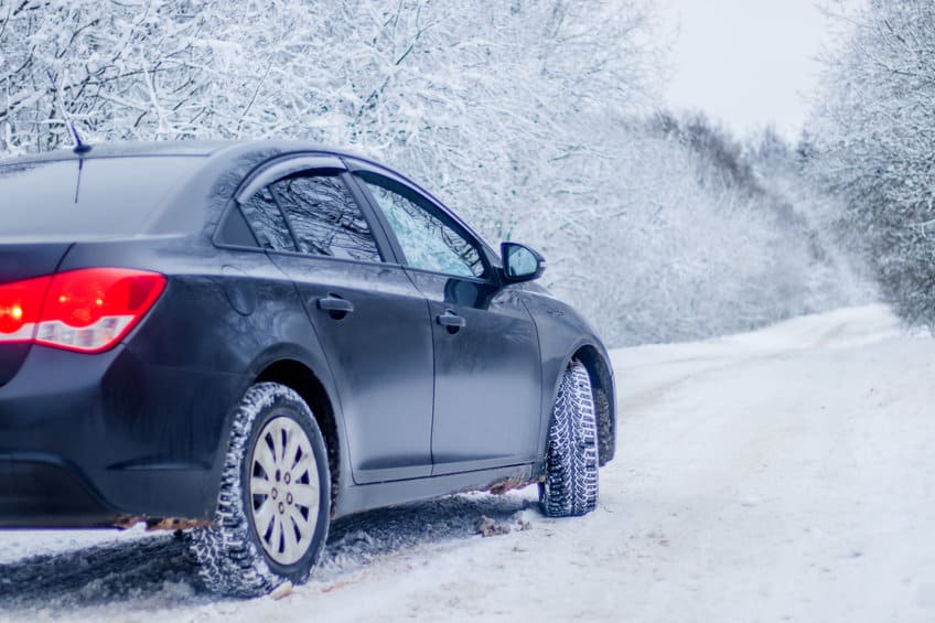 冬天在雪路上开车上坡的汽车