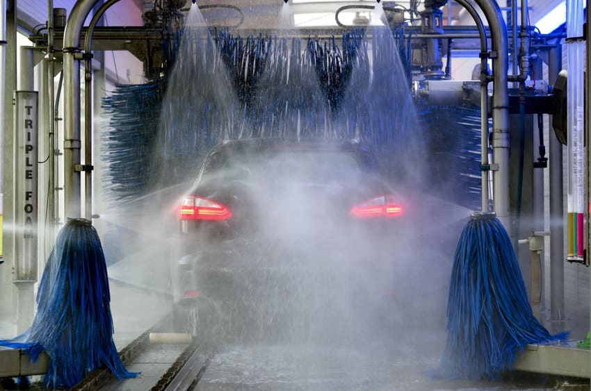 汽车用水洗车，刷子洗车