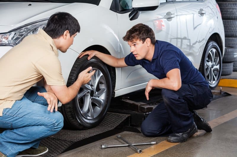 汽车修理工讨论客户对车辆的问题和疑虑