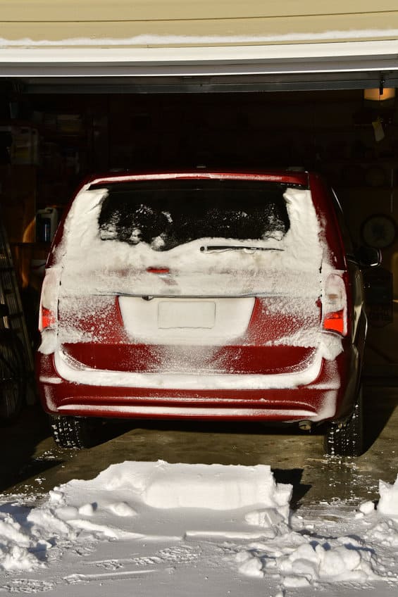 停在车库里的汽车免受冬季的影响