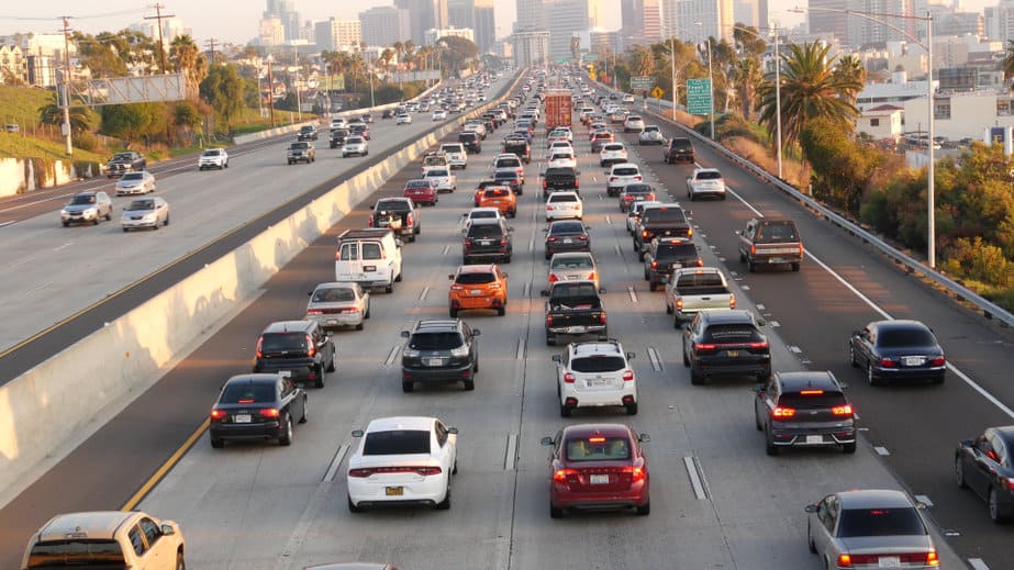 美国加利福尼亚州圣地亚哥 — 2020 年 1 月 15 日：繁忙的城际高速公路，高峰时段高速公路上的交通堵塞。 城市天际线和高层摩天大楼。 大都市的交通理念与交通
