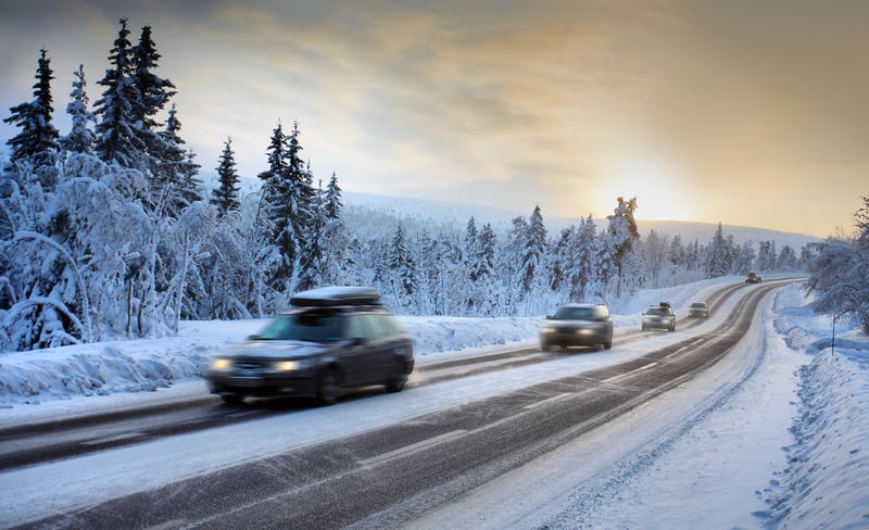 冬天在雪地里缓慢行驶在后路的汽车