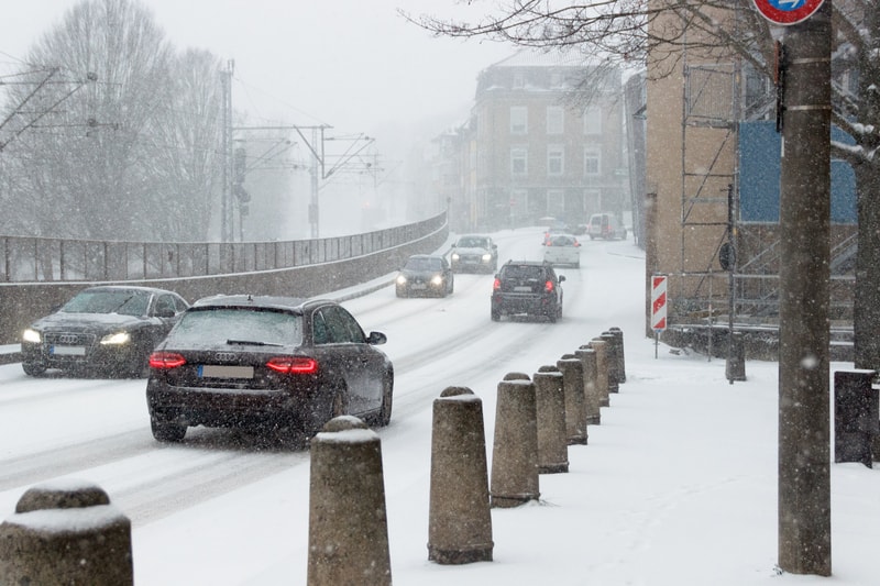 在德国白雪覆盖的街道上行驶的汽车