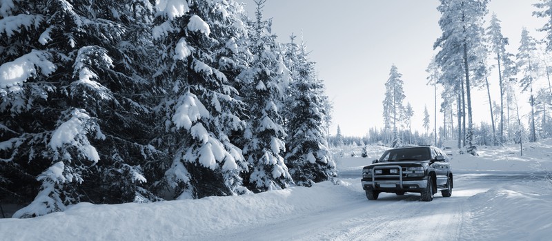 雪佛兰 SUV 在白雪皑皑的小路上