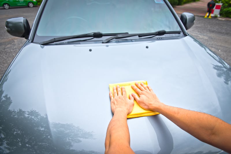 洗车后用超细纤维毛巾清洁汽车
