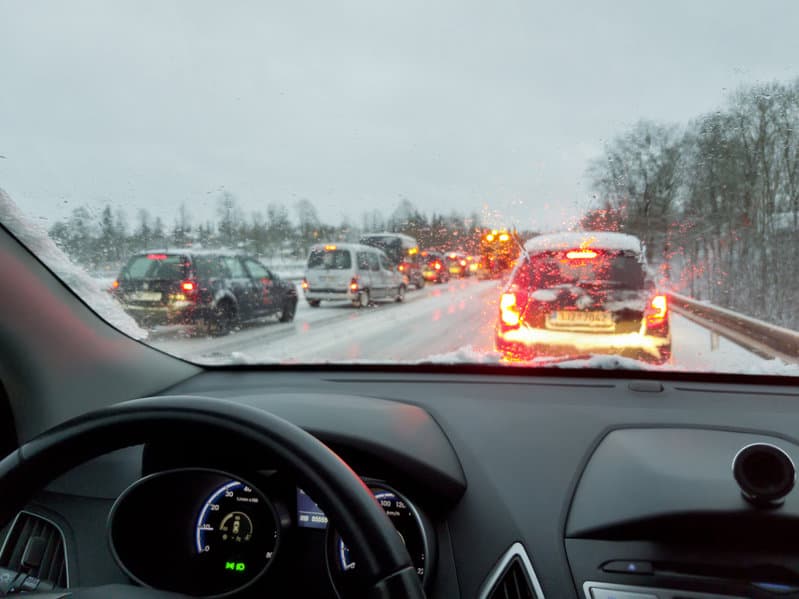 冬天在有交通的道路上在下雪的条件下驾驶