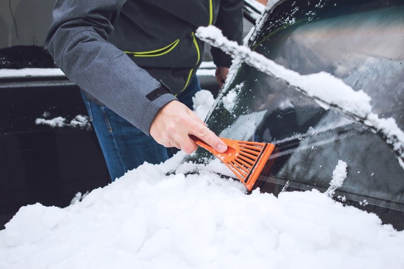 如何清除汽车上的冰而不划伤？你需要避免的事情