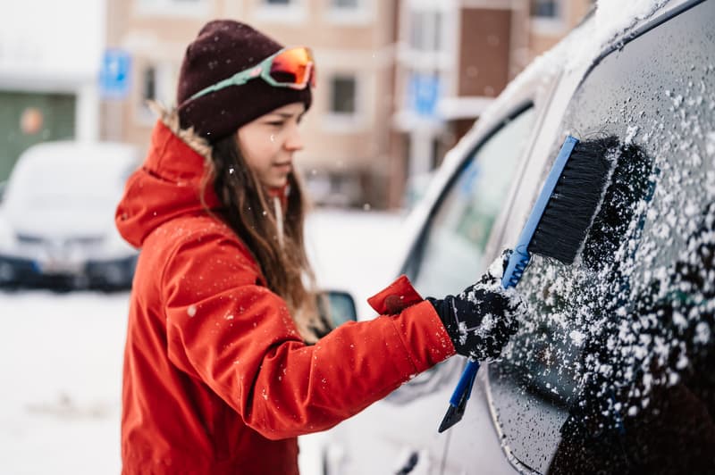 如何清除汽车上的冰而不划伤？你需要避免的事情