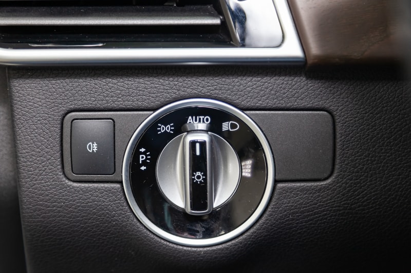 梅赛德斯奔驰 GLS 350D SUV 车头灯开关的内部视图