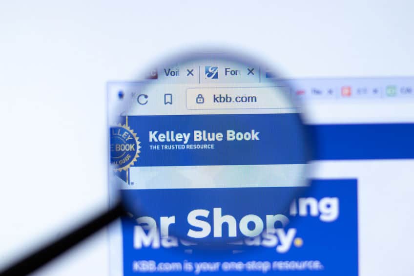 美国纽约 — 2020 年 9 月 29 日：Kelley Blue Book kbb.com 公司网站，徽标特写，说明性社论