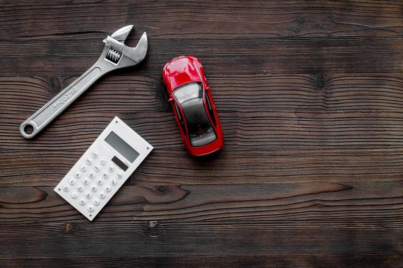 用扳手木制玩具和木制背景计算器修理汽车的价格