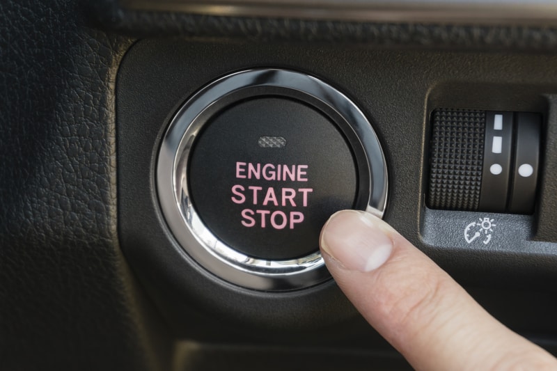 按下汽车的发动机启动停止按钮