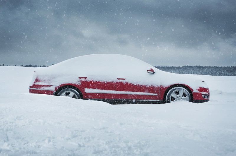 被雪覆盖的红色轿车