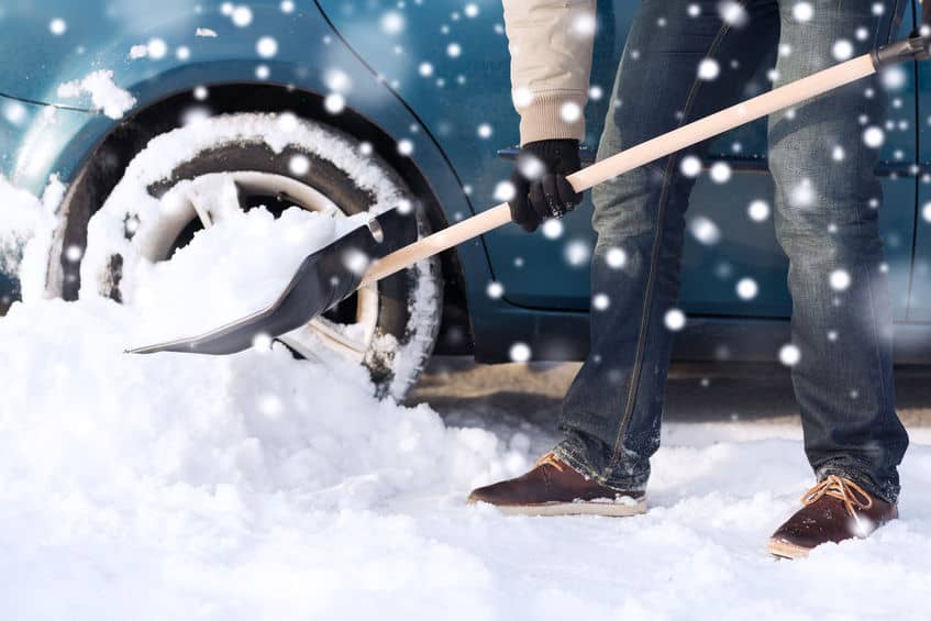 如何让被困的汽车脱离雪地或泥泞？必备技巧