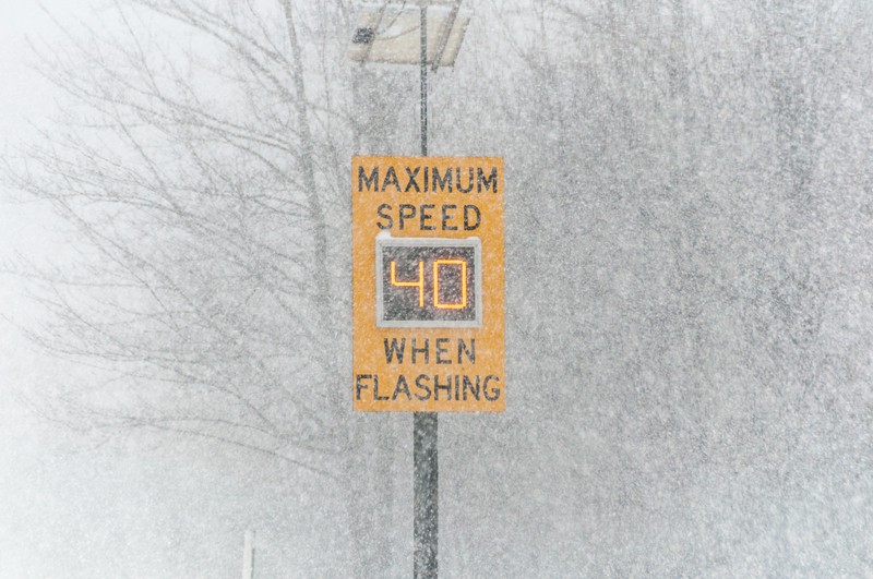 雪路况最大限速标志在冬天