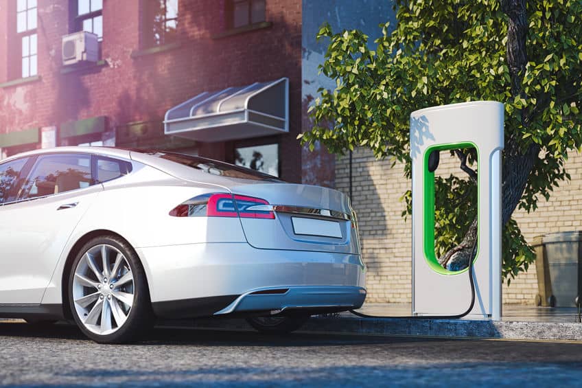 电动白色现代汽车靠近街道电动汽车充电站。 3d 渲染