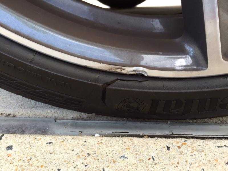 轮胎坑洼损坏