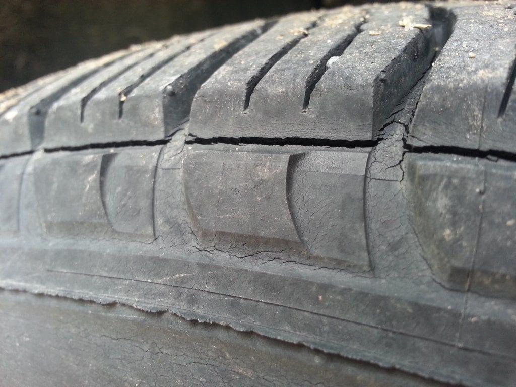 汽车轮胎裂纹