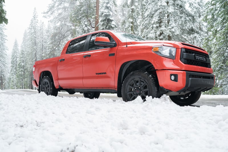 丰田 Tundra TRD PRO 在白雪覆盖的群山中呈红色