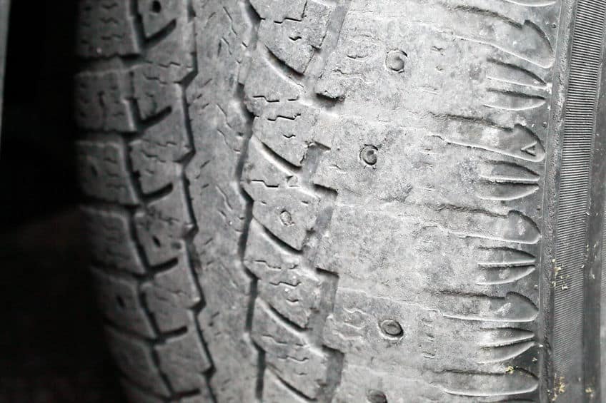 汽车轮胎，轮胎边缘磨损增加，宏观，柔焦