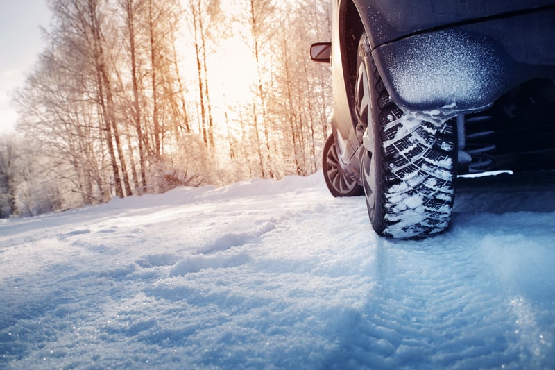 被雪覆盖的冬季汽车轮胎