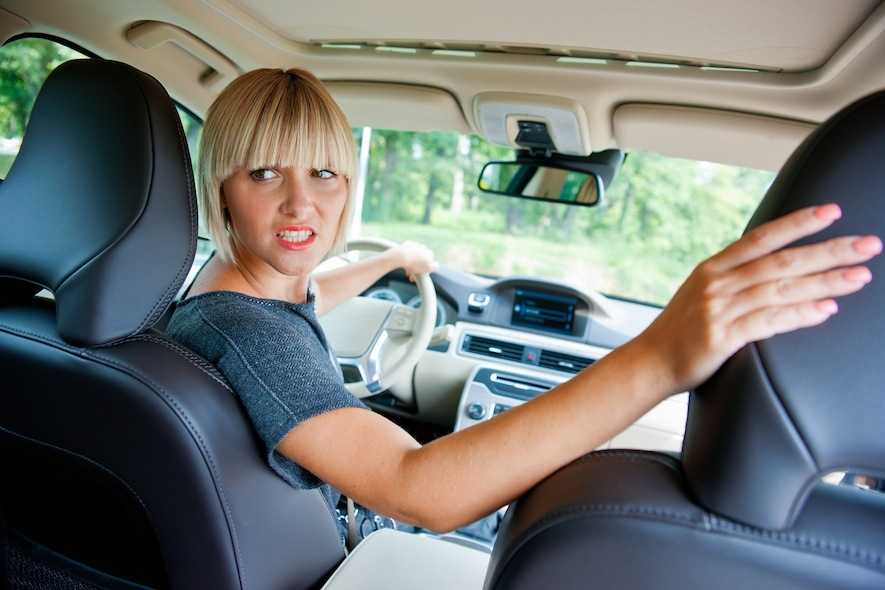 倒档驾驶汽车的3种最佳方法：你知道这些方法吗？