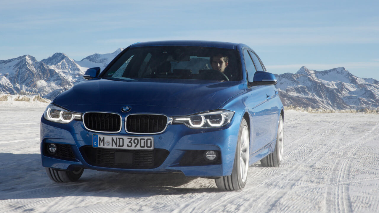 BMW 3 系轿车在雪地里行驶