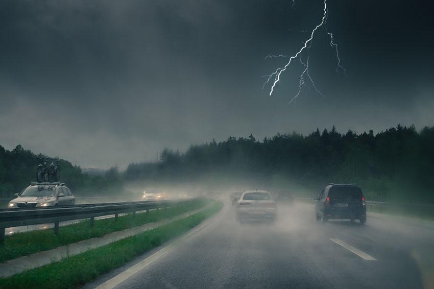 在雷雨中安全驾驶的终极指南：很多人不知道这些