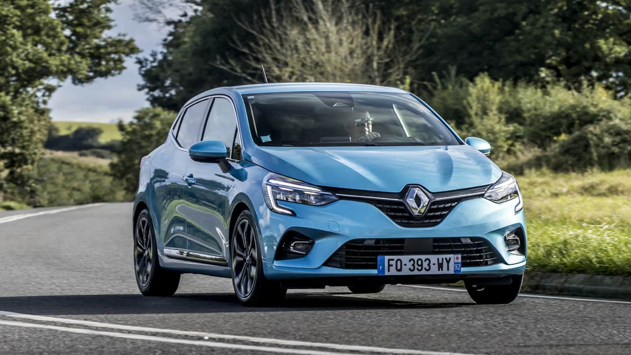 蓝色雷诺 Clio E-Tech 外部驾驶前