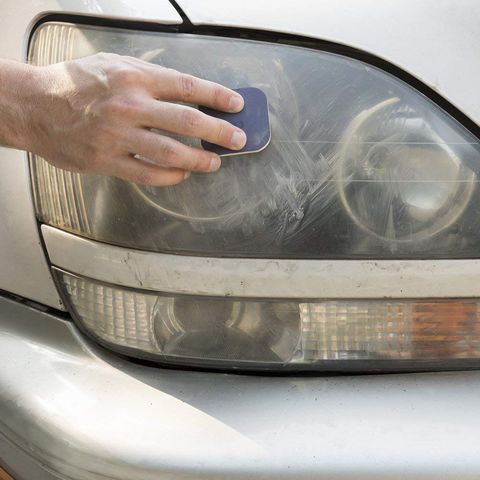 如何清洁雾蒙蒙的大灯并使你的汽车恢复昔日的辉煌