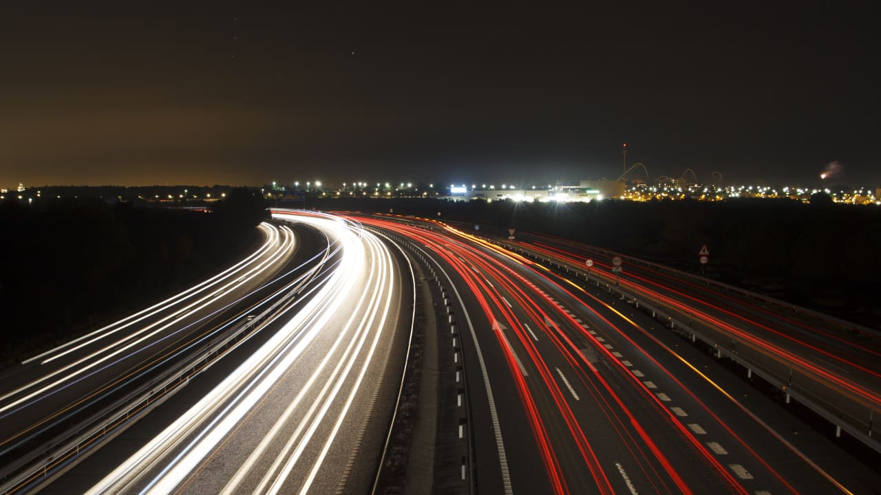 夜间高速公路