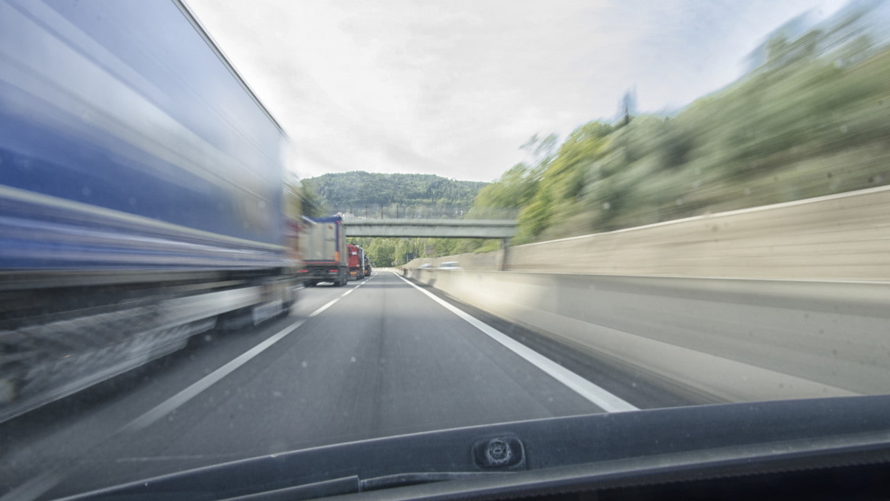 在高速公路上超车