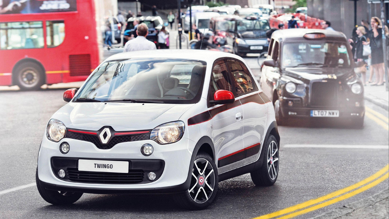 白色雷诺 Twingo，在城市中行驶