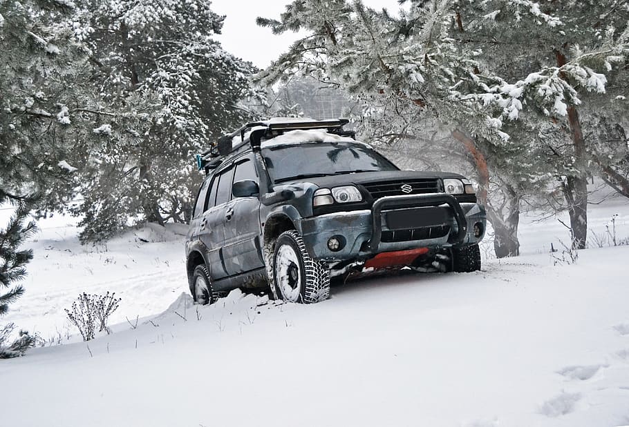 4H 4WD 汽车在雪地里