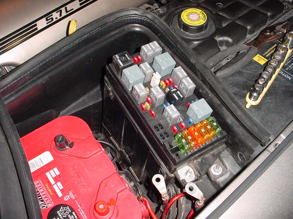 发动机舱中的燃油泵继电器