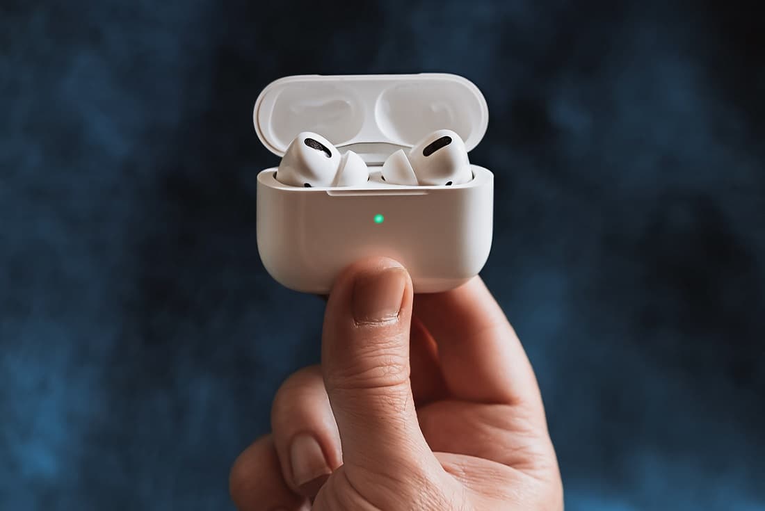 充电盒为 AirPods 充电