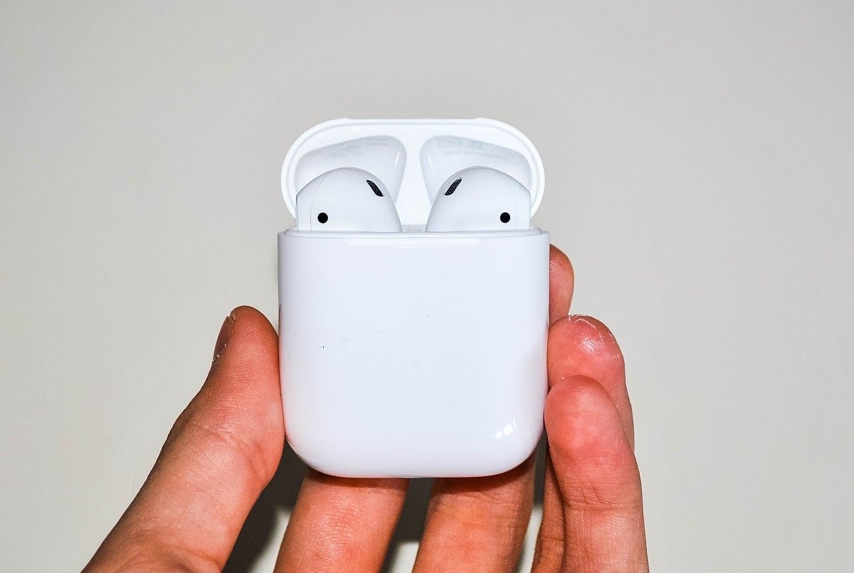 清洁肮脏的 AirPods